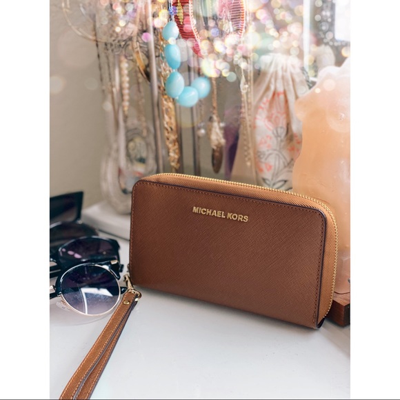 Authentic Michael Kors wallet - Picture 1 of 11